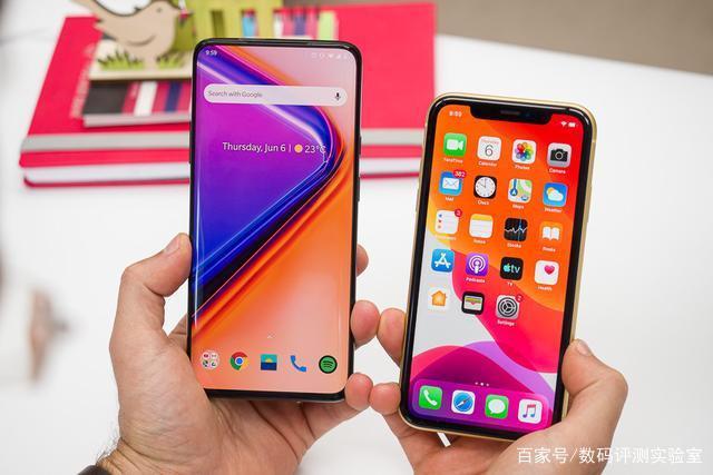 OnePlus 7 Pro以年度最高端的智能手机之一的形象推出。以大幅低于竞争对手的四千多的价格引起不少用户的关注。因为这种定价,大多数消费者很有可能将它与苹果iPhone XR进行比较。 OnePlus 7 Pro以年度最高端的智能手机之一的形象推出。以大幅低于竞争对手的四千多的价格引起不少用户的关注。因为这种定价,大多数消费者很有可能将它与苹果iPhone XR进行比较。