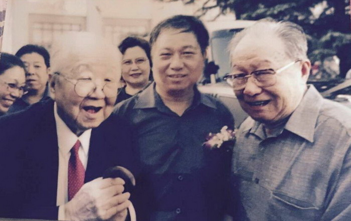 协会主席爱新觉罗焘健（中）和父亲启源（右）.伯父启功（左）