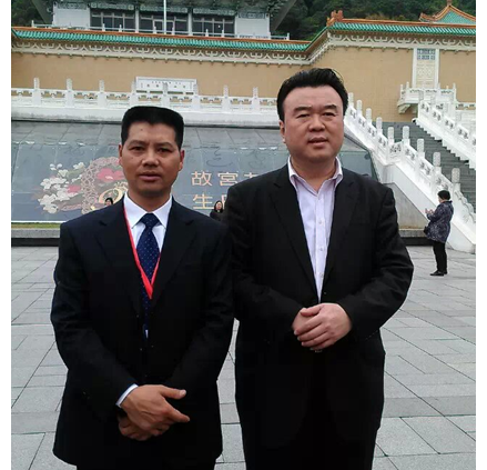 郑忠华（左）与中国硬笔书法协会主席张华庆