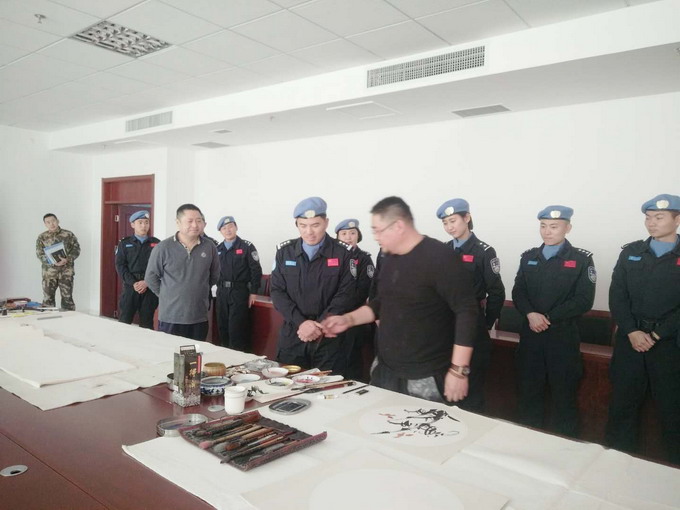 吴熙明在中国维和部队和官兵一起交流书画