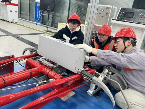 0.01毫米的匠心守护：山东职业学院团队研发智能设备填补城轨供电安全检测空白